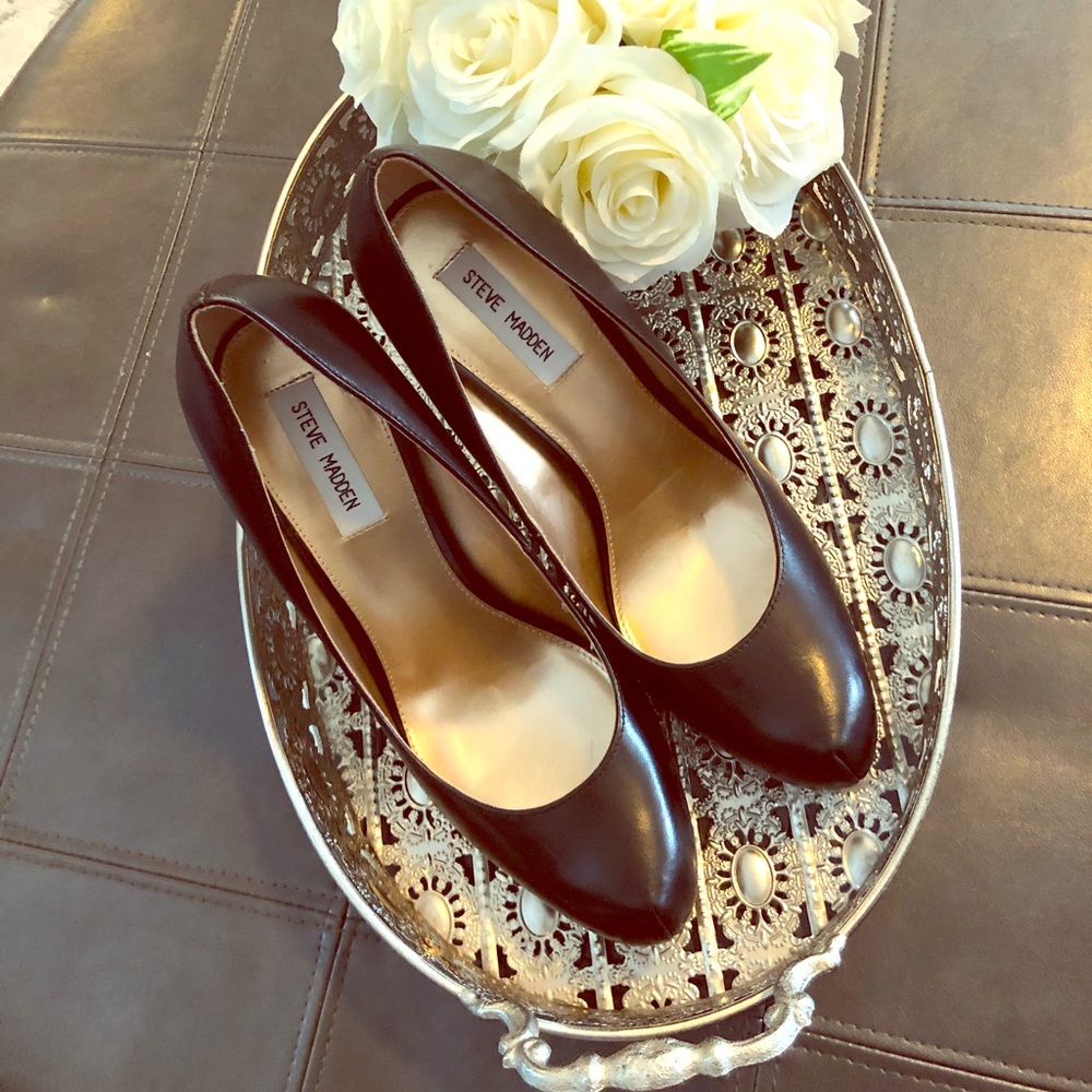 Steve Madden black leather pumps